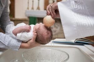 Jaki prezent powinni kupić chrzestni na chrzciny?
